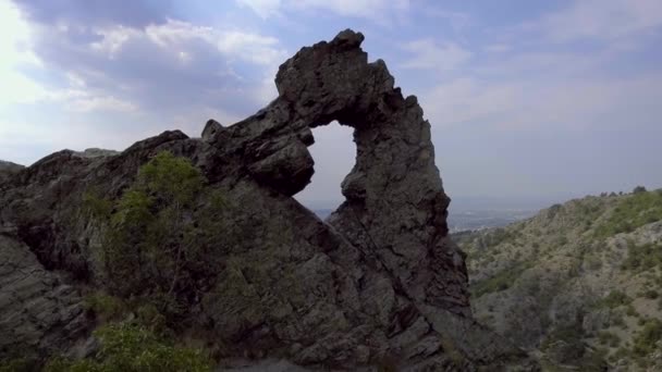 A légi felvétel a Rock formation "Halkata"-a park "Kék kő" hegy, Bulgária — Stock videók
