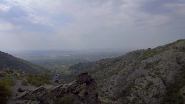 A légi felvétel a Rock formation "Halkata"-a park "Kék kő" hegy, Bulgária — Stock videók