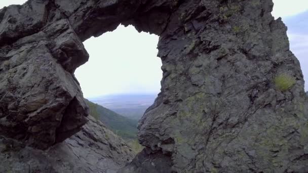 A légi felvétel a Rock formation "Halkata"-a park "Kék kő" hegy, Bulgária — Stock videók