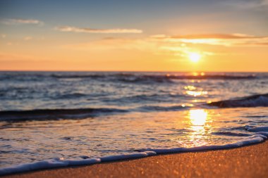 Deniz dalgası yakın, alçak açı görünümü