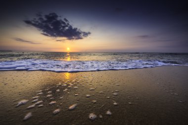 Denizin üzerinde güzel bir gün doğumu
