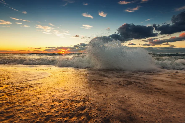 Vague de mer gros plan, vue de bas angle — Photo