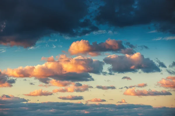 Günbatımı dramatik gökyüzü bulutlar — Stok fotoğraf