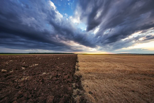 Nuvens dramáticas sobre o campo após a colheita — Fotografia de Stock