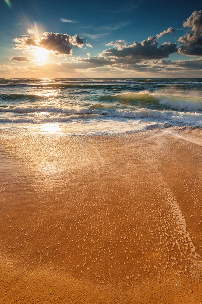 Belo nascer do sol sobre o mar — Fotografia de Stock