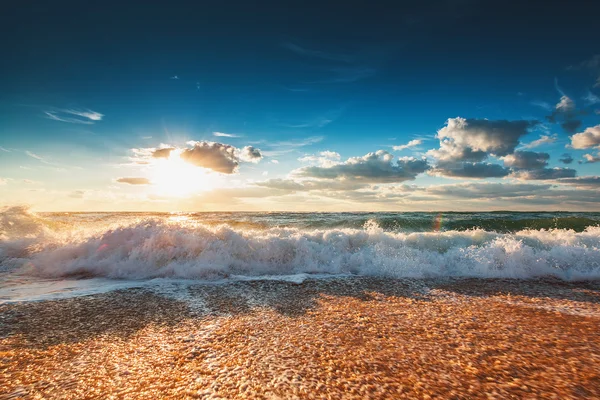 Denizin üzerinde güzel bir gün doğumu — Stok fotoğraf