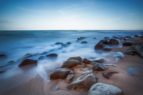 Longue exposition de la mer et des roches — Photo