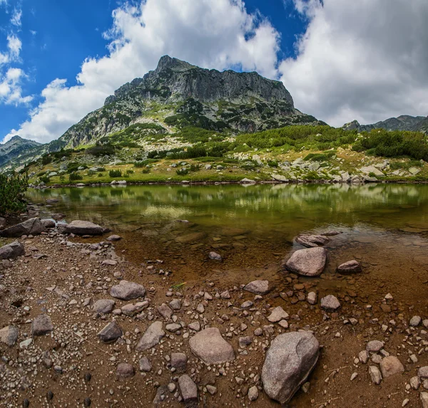 Panoramatický záběr horské jezero — Stock fotografie