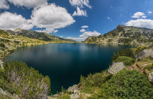 Lago di montagna dall'alto, tramonto girato — Foto Stock