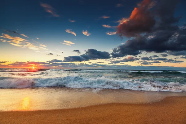 Beautiful sunrise over the sea — Stock Photo, Image