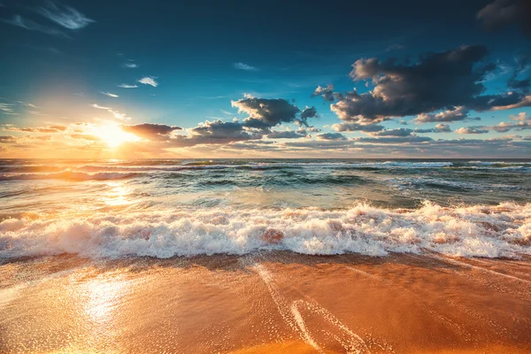 Vacker soluppgång över havet — Stockfoto