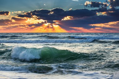 Güzel yeşil gündoğumu dalga