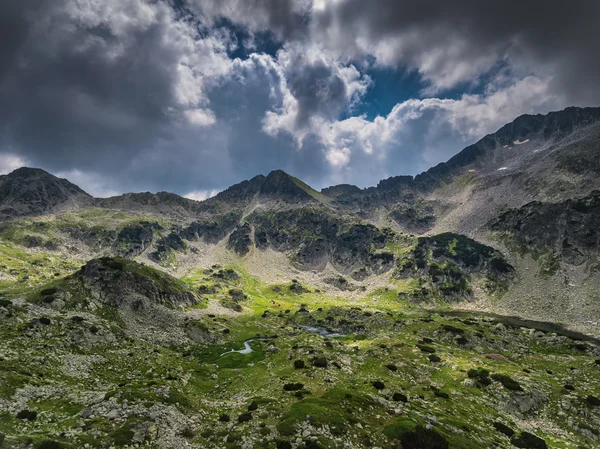 Letecký pohled na vrchol hory, panoramatický záběr — Stock fotografie