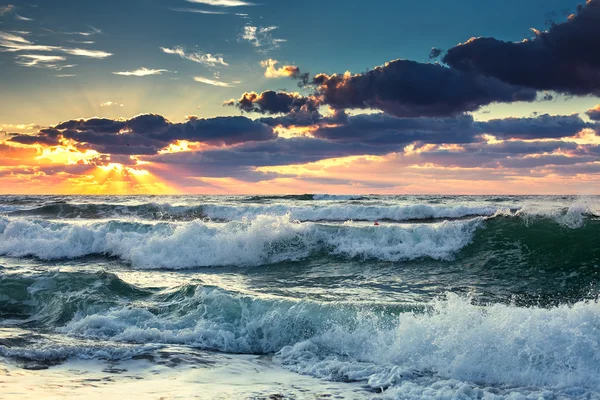 Schöner Sonnenaufgang über dem Meer — Stockfoto