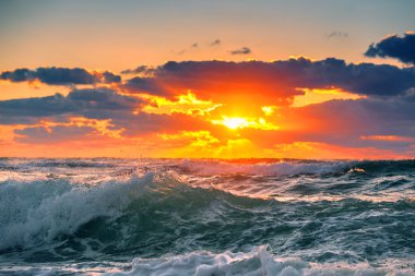 Güzel yeşil gündoğumu dalga