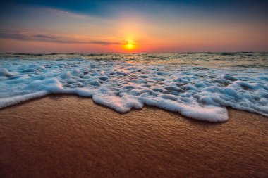 Denizin üzerinde güzel bir gün doğumu