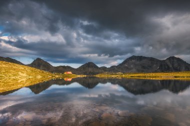 Panoramik Kamenitsa tepe ve Tevno Gölü, Pirin Dağı