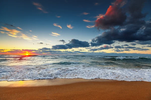 Όμορφη cloudscape πάνω από τη θάλασσα — Φωτογραφία Αρχείου