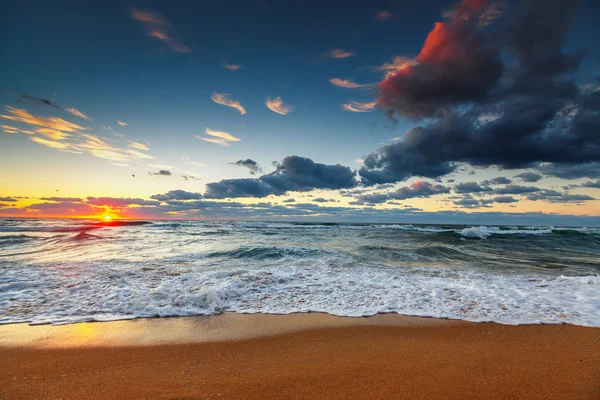 Schöne Wolkenlandschaft über dem Meer — Stockfoto