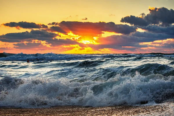 Морская волна вблизи, вид с низкого угла — стоковое фото