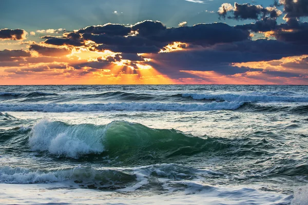 Bella onda verde alba — Foto Stock