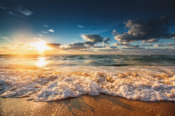 Bela paisagem nublada sobre o mar — Fotografia de Stock