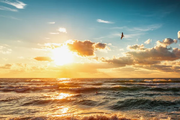 海の上に美しい日の出 — ストック写真