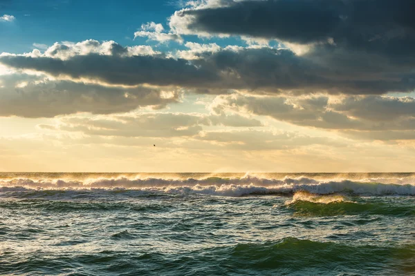 Schöner Sonnenaufgang über dem Meer — Stockfoto