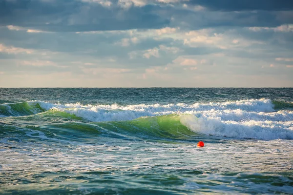 Prachtige zonsopgang boven de zee — Stockfoto