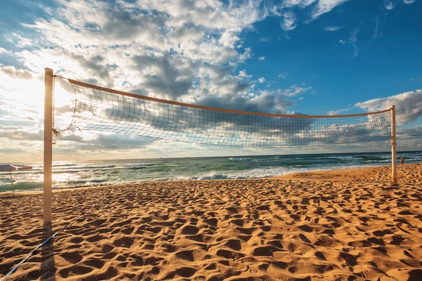 Volleybalnet en zonsopgang op het strand — Stockfoto