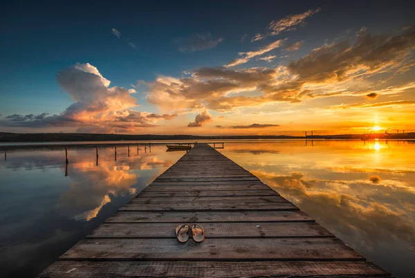 Muelle pequeño y barco en el lago — Foto de Stock