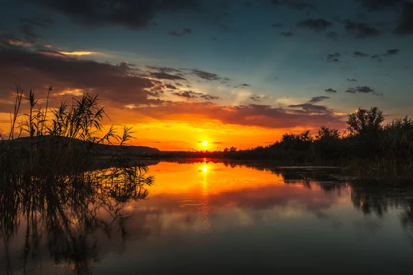Pôr do sol cena no lago — Fotografia de Stock