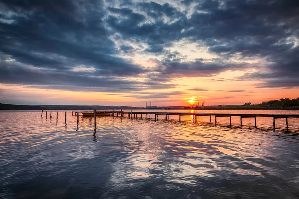 Kleines Dock und Boot am See — Stockfoto