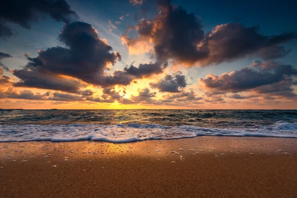 Beau lever de soleil sur la mer — Photo