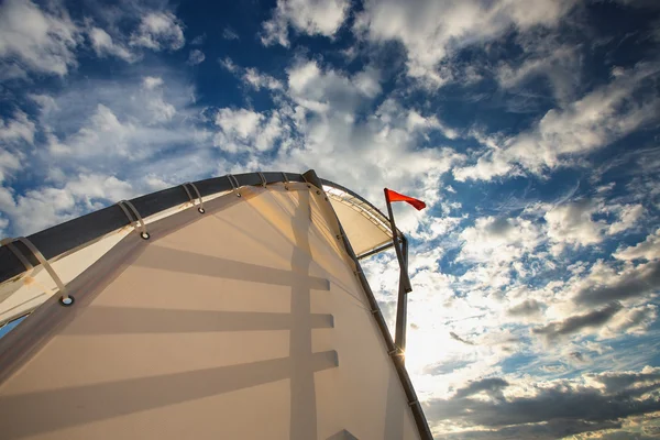 Rode vlag en zee — Stockfoto