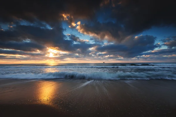 Hermoso paisaje nublado sobre el mar — Foto de Stock