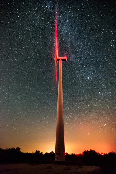 Вітрові турбіни на зоряному нічному небі з молочним шосе — стокове фото