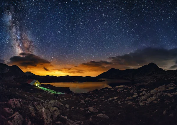 Γαλαξίας επάνω από το Tevno στη λίμνη, στο βουνό Πίριν — Φωτογραφία Αρχείου