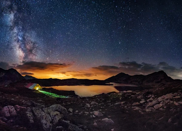 Milky way over the Tevno lake, Pirin mountain — Stock Photo, Image