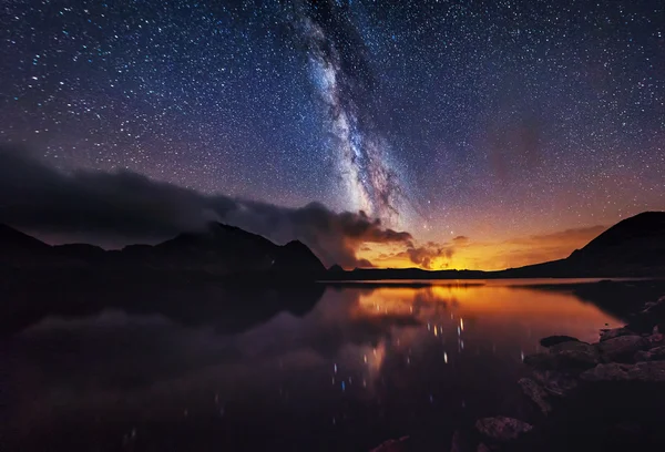 Milky way σε πάνω από τη λίμνη στο βουνό — Φωτογραφία Αρχείου