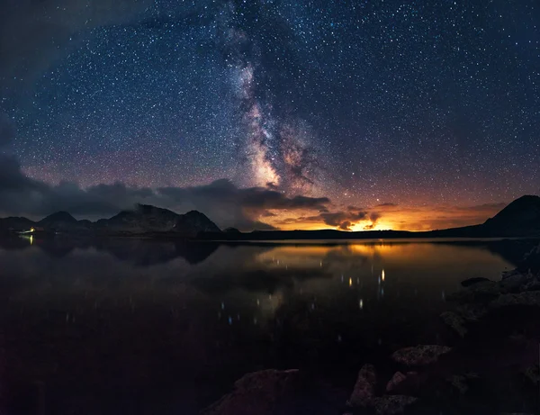 Milky way σε πάνω από τη λίμνη στο βουνό — Φωτογραφία Αρχείου