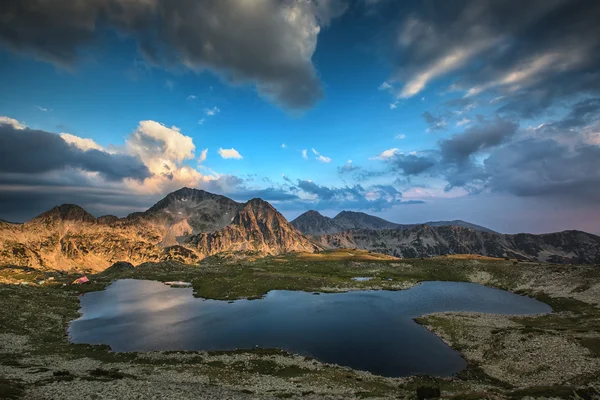 Πανοραμική θέα στη λίμνη Καμενίτσα Peak και Tevno, βουνό Πίριν — Φωτογραφία Αρχείου