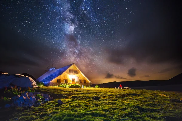 Καλύβα στα βουνά τη νύχτα κάτω από το milkyway — Φωτογραφία Αρχείου