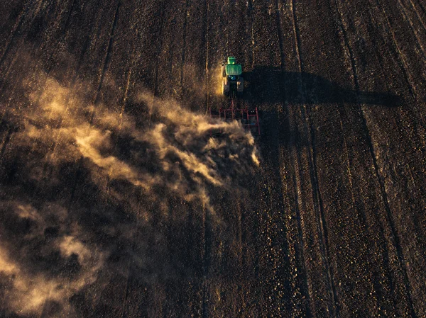 Campo de cultivo do tractor no Outono — Fotografia de Stock