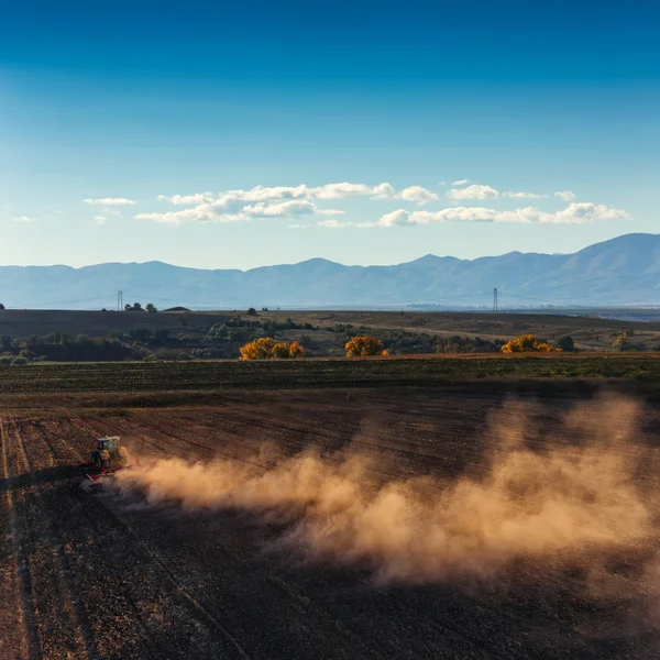 Uprawy pola ciągnika o jesieni — Zdjęcie stockowe