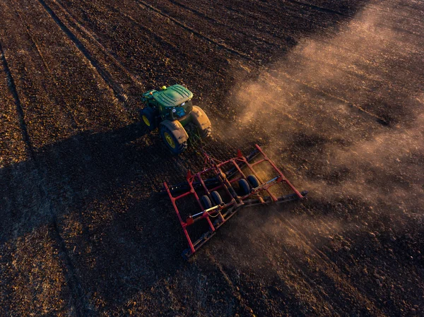 Campo de cultivo do tractor no Outono — Fotografia de Stock