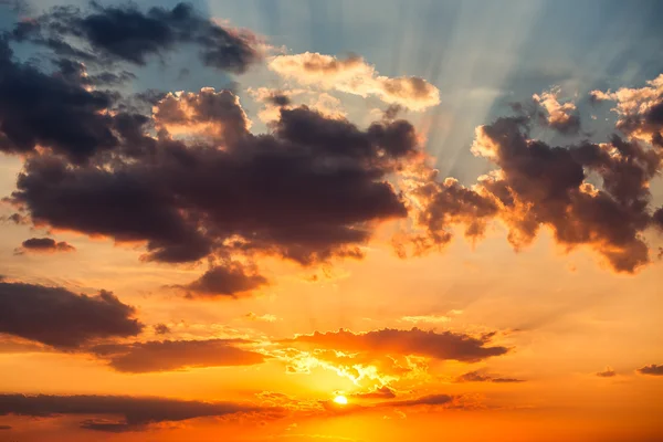 Puesta de sol nubes de cielo dramáticas con rayo de sol — Foto de Stock