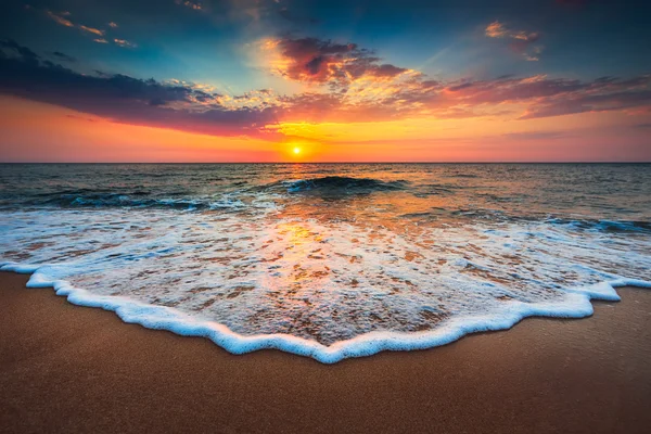 Belo nascer do sol sobre o mar — Fotografia de Stock