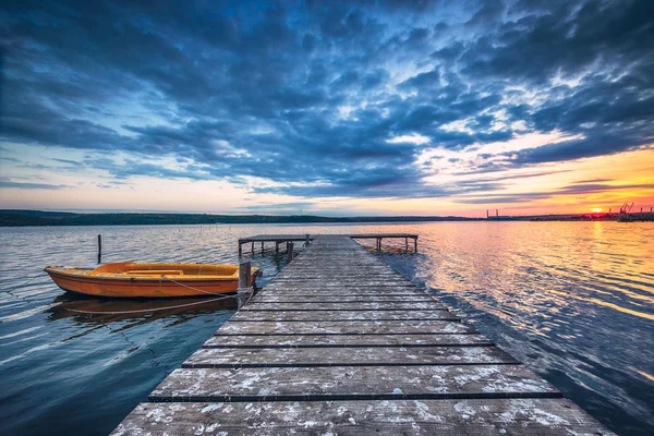 Liten brygga och båt vid sjön — Stockfoto