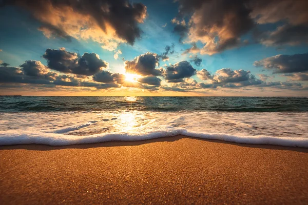 Schöner Sonnenaufgang über dem Meer — Stockfoto